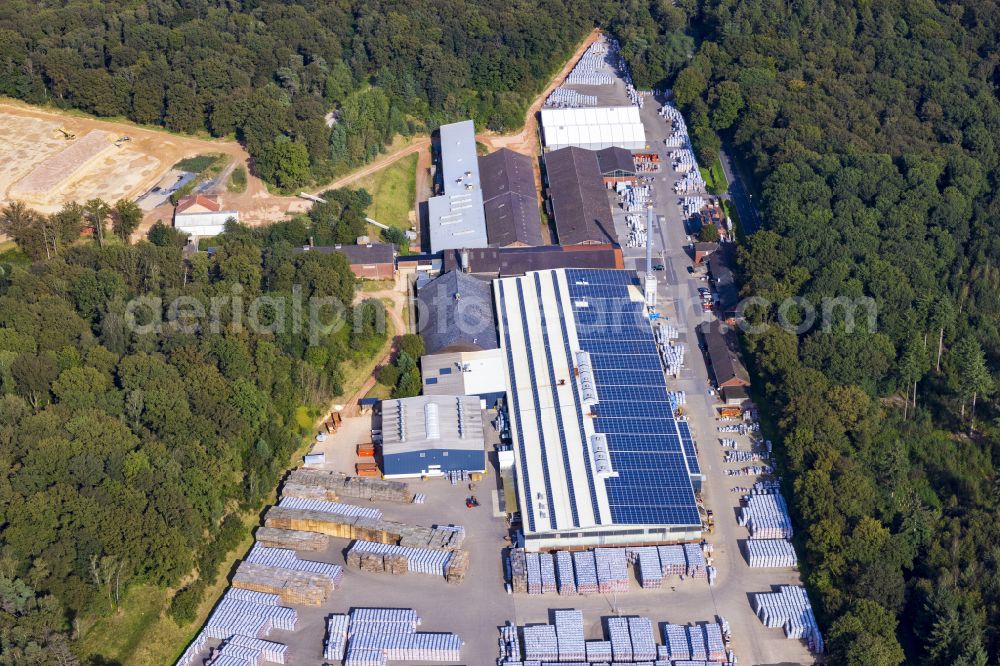 Aerial photograph Overhetfeld - Buildings and production halls on the factory premises of Roeben Tonbaustoffe GmbH on Swalmener Strasse in Overhetfeld in the federal state of North Rhine-Westphalia, Germany