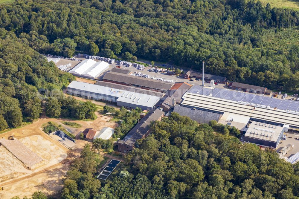 Overhetfeld from the bird's eye view: Buildings and production halls on the factory premises of Roeben Tonbaustoffe GmbH on Swalmener Strasse in Overhetfeld in the federal state of North Rhine-Westphalia, Germany