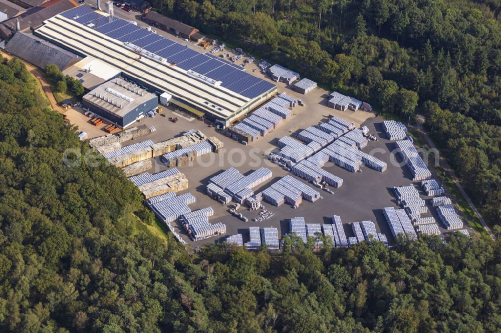 Aerial image Overhetfeld - Buildings and production halls on the factory premises of Roeben Tonbaustoffe GmbH on Swalmener Strasse in Overhetfeld in the federal state of North Rhine-Westphalia, Germany