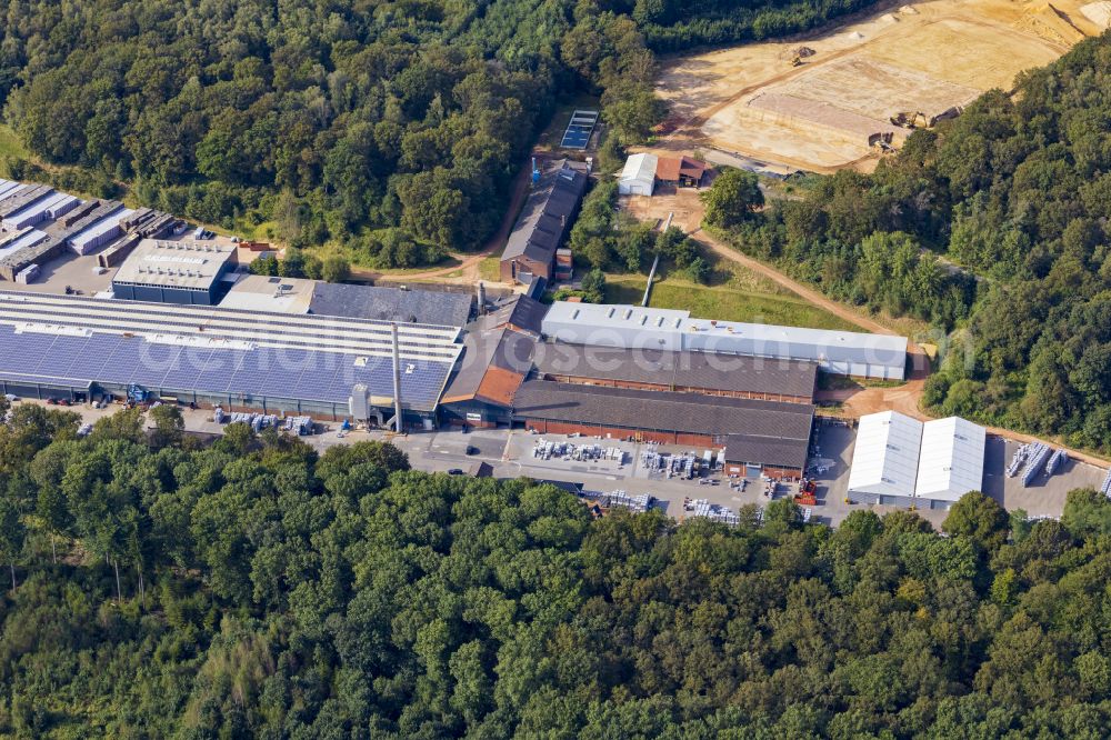 Aerial photograph Overhetfeld - Buildings and production halls on the factory premises of Roeben Tonbaustoffe GmbH on Swalmener Strasse in Overhetfeld in the federal state of North Rhine-Westphalia, Germany