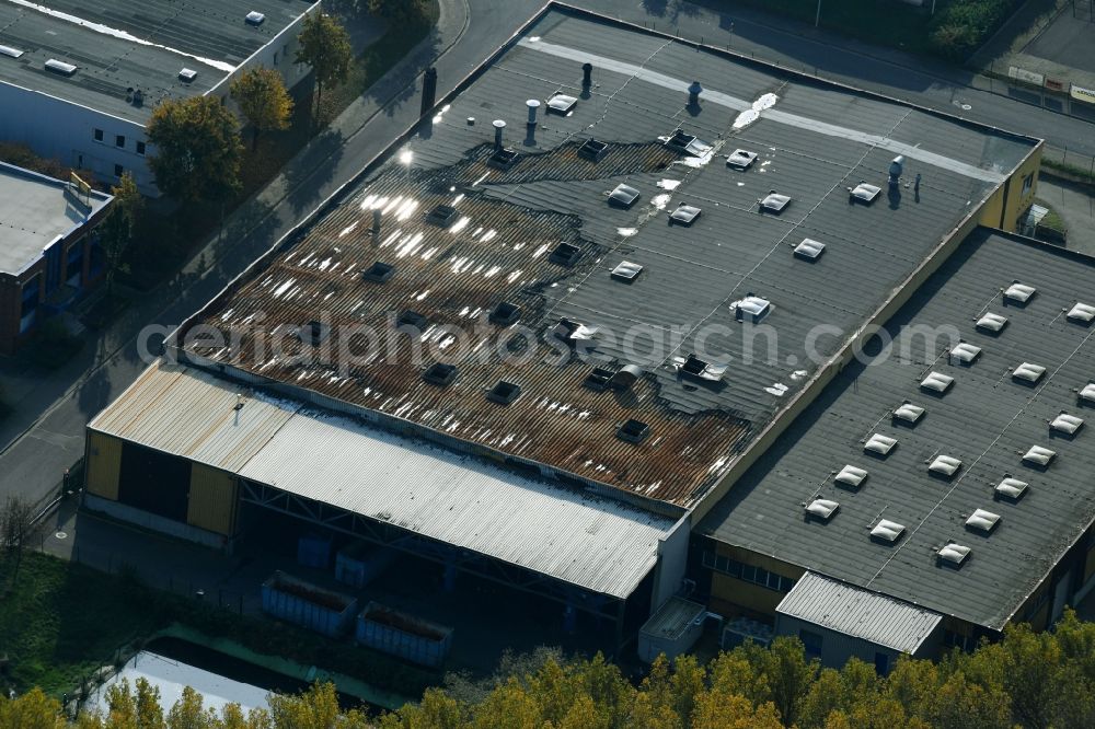 Aerial photograph Magdeburg - Building and production halls on the premises of Relux KunstA?stoffA?techA?nik GmbH & Co. KG on Suelzborn in the district Suelzegrund in Magdeburg in the state Saxony-Anhalt, Germany