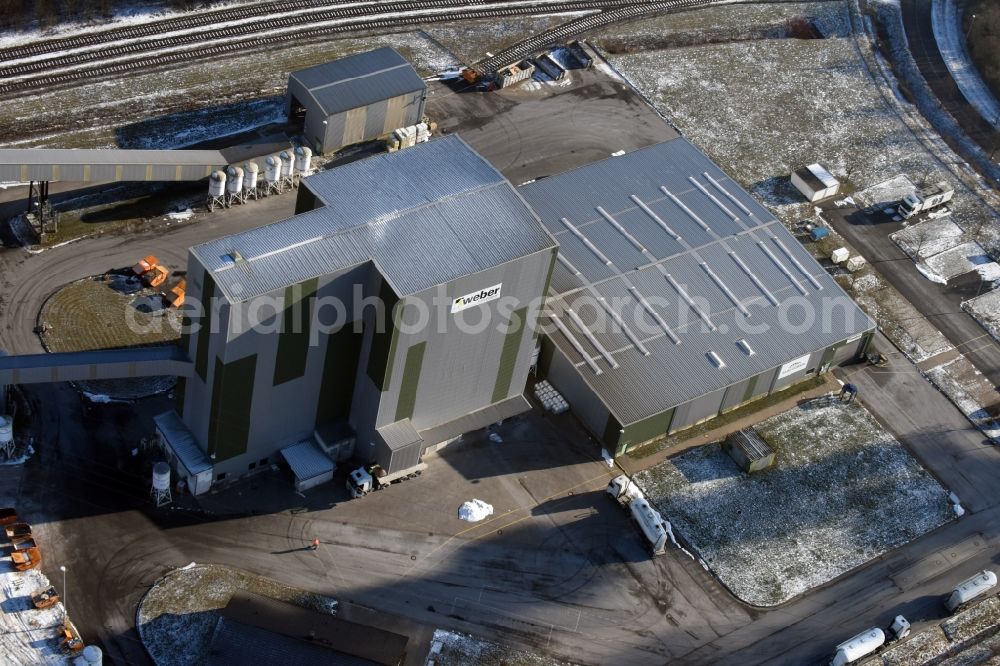 Aerial image Brieselang - Building and production halls on the premises of Saint-Gobain Weber GmbH in Hafenstrasse in Brieselang in the state Brandenburg