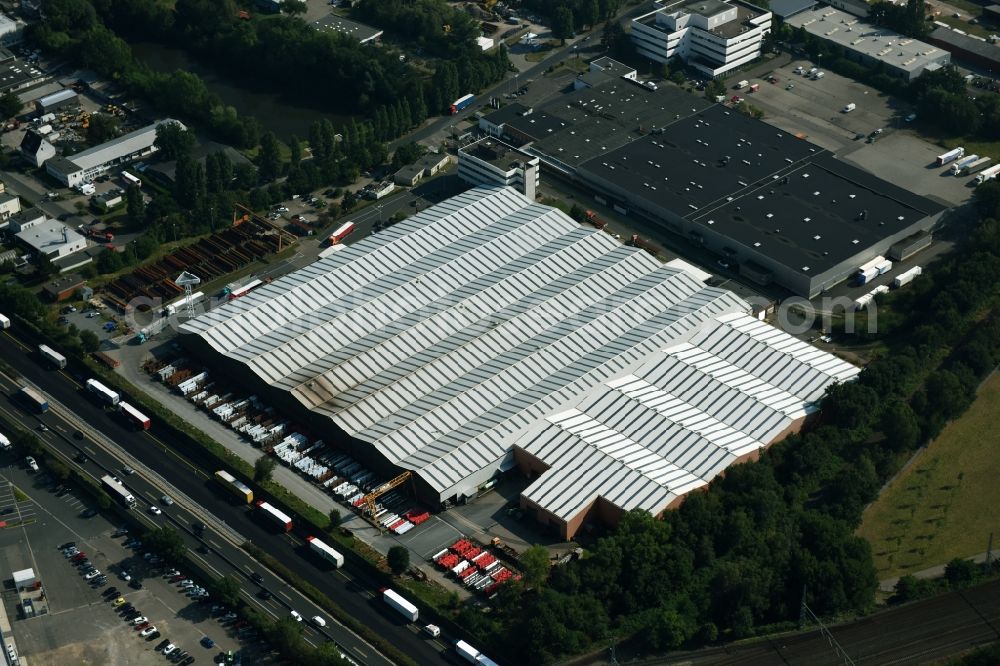 Hannover from the bird's eye view: Building and production halls on the premises of Salzgitter Stahlhandel GmbH on the Wiesenauer Strasse in Hannover in the state Lower Saxony