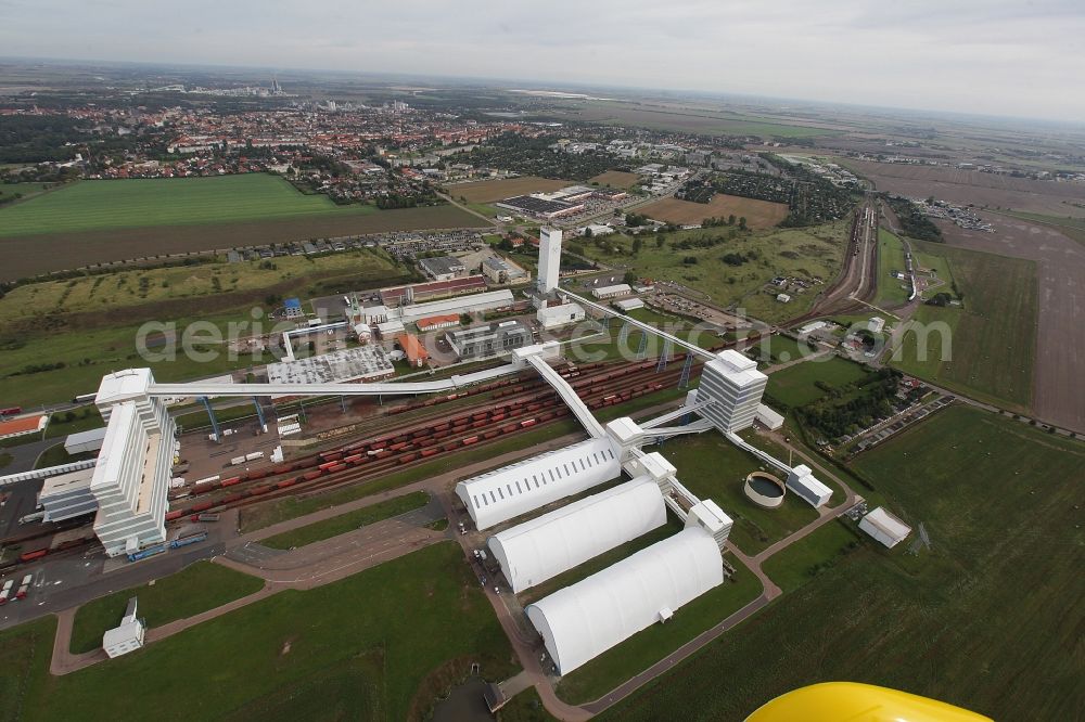 Bernburg (Saale) from above - Building and production halls on the premises of Salzwerk Bernburg Esco on Kustrenaer Weg in Bernburg (Saale) in the state Saxony-Anhalt, Germany