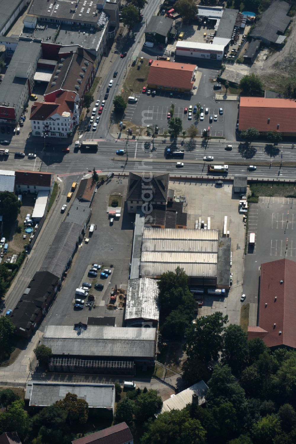 Berlin from the bird's eye view: Building and production halls on the premises of Schilkin GmbH & Co. KG in Alt-Kaulsdorf in the district Kaulsdorf in Berlin