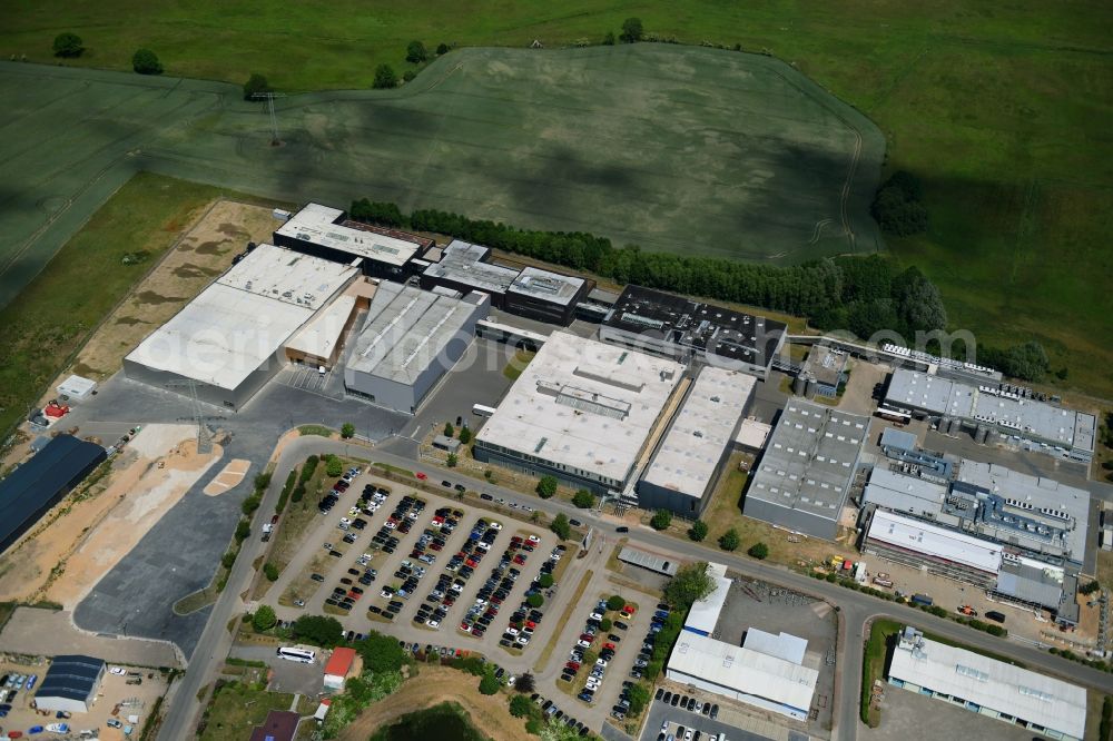 Aerial photograph Röbel/Müritz - Building and production halls on the premises of Schollglas GmbH on Glienholzweg in Roebel/Mueritz in the state Mecklenburg - Western Pomerania, Germany