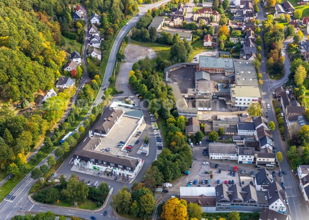 Aerial image Sundern (Sauerland) - Building and production halls on the premises of Schulte-Ufer KG on Hauptstrasse in Sundern (Sauerland) in the state North Rhine-Westphalia, Germany