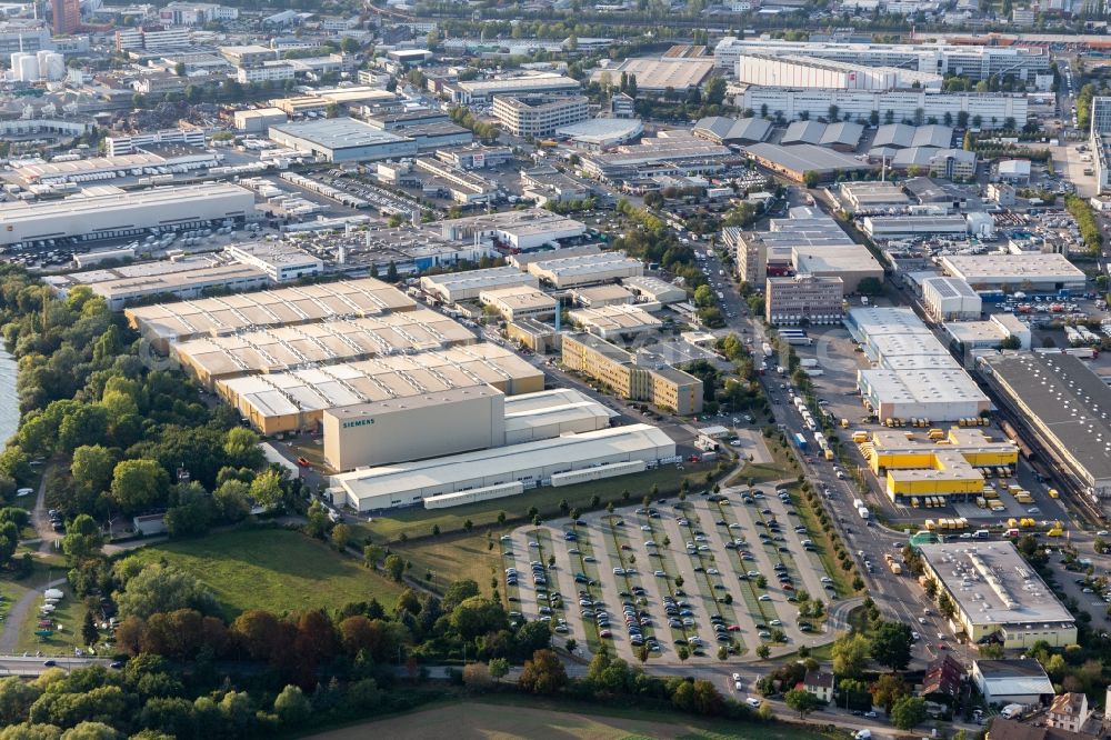 Aerial image Frankfurt am Main - Building and production halls on the premises of Siemens AG Schaltanlagenwerk Frankfurt in Frankfurt in the state Hesse, Germany