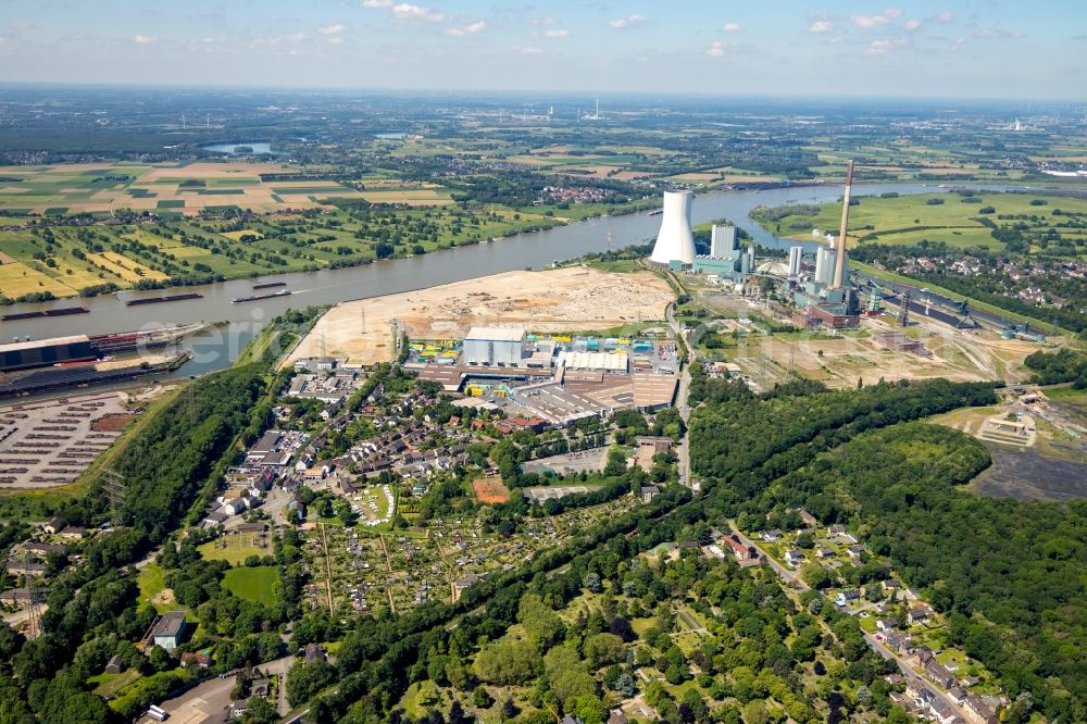 Aerial photograph Duisburg - Building and production halls on the premises of Sinalco Internat. GmbH & Co.KG on Roemerstrasse in the district Walsum in Duisburg in the state North Rhine-Westphalia, Germany