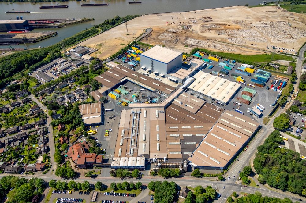 Aerial photograph Duisburg - Building and production halls on the premises of Sinalco Internat. GmbH & Co.KG on Roemerstrasse in the district Walsum in Duisburg in the state North Rhine-Westphalia, Germany