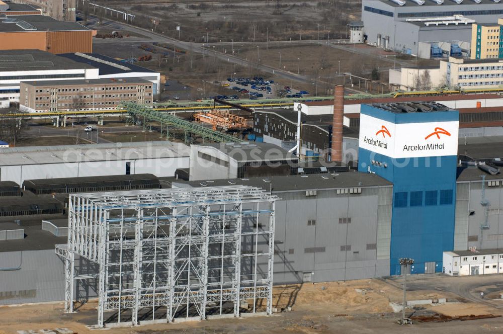 Aerial photograph Eisenhüttenstadt - Blick auf das Werksgelände der ArcelorMittal Eisenhüttenstadt GmbH , einem Stahlwerk und Hüttenwerk im brandenburgischen Eisenhüttenstadt. View of the work site of the ArcelorMittal Eisenhüttenstadt GmbH, a steel mill and iron works in the Brandenburg town.