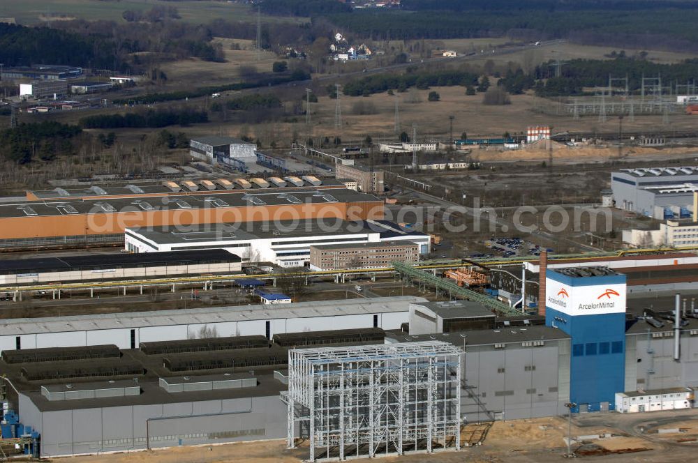 Eisenhüttenstadt from above - Blick auf das Werksgelände der ArcelorMittal Eisenhüttenstadt GmbH , einem Stahlwerk und Hüttenwerk im brandenburgischen Eisenhüttenstadt. View of the work site of the ArcelorMittal Eisenhüttenstadt GmbH, a steel mill and iron works in the Brandenburg town.