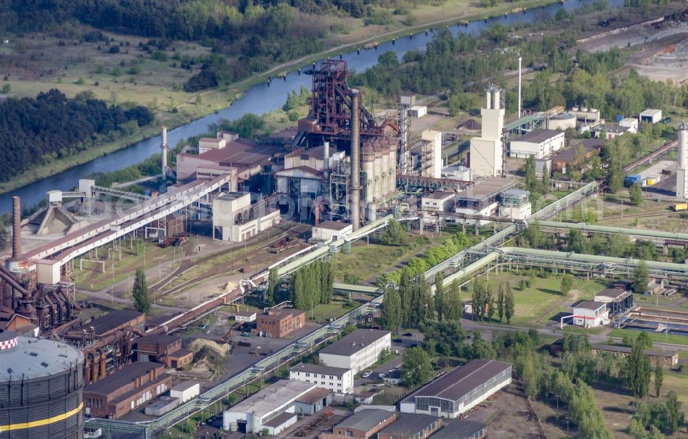 Aerial image Eisenhüttenstadt - Building and production halls on the premises of steelworks ArcelorMittal in Eisenhuettenstadt in the state Brandenburg