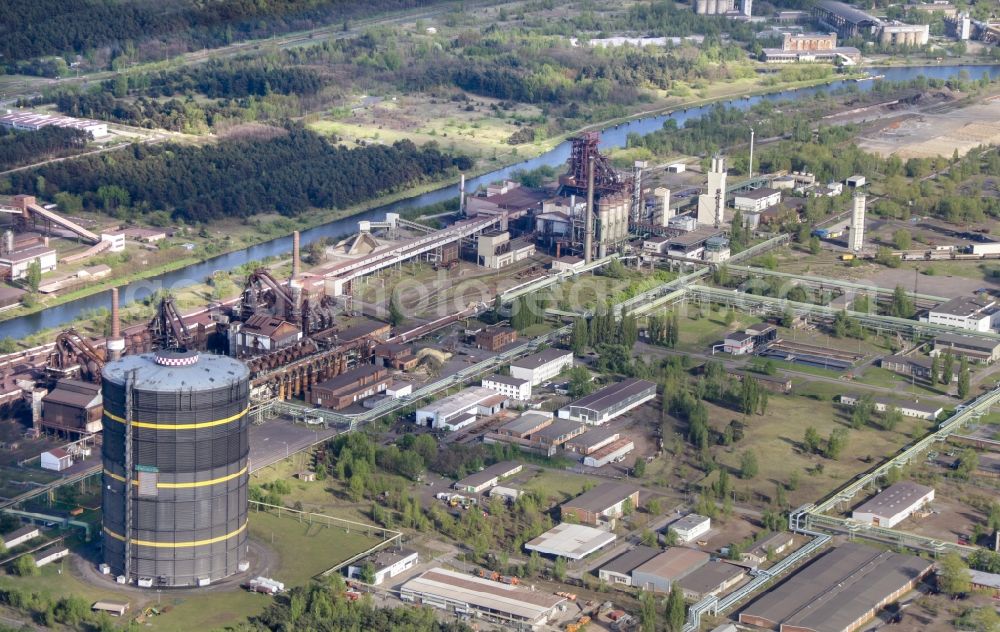 Aerial photograph Eisenhüttenstadt - Building and production halls on the premises of steelworks ArcelorMittal in Eisenhuettenstadt in the state Brandenburg