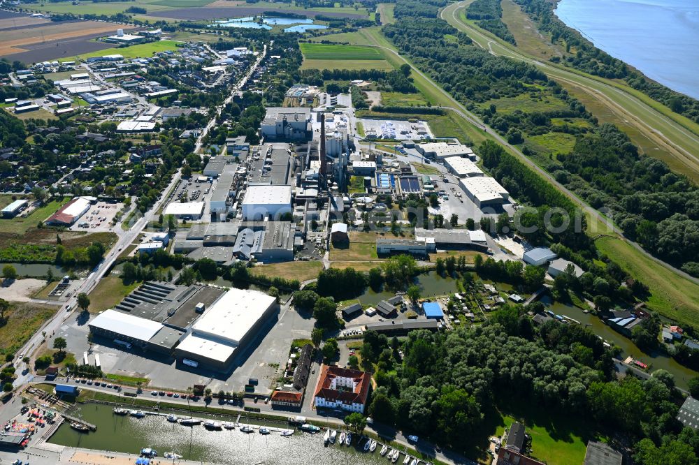 Aerial photograph Glückstadt - Building and production halls on the premises of Steinbeis Papier GmbH on street Stadtstrasse in the district Am Herzhorner Rhin in Glueckstadt in the state Schleswig-Holstein, Germany