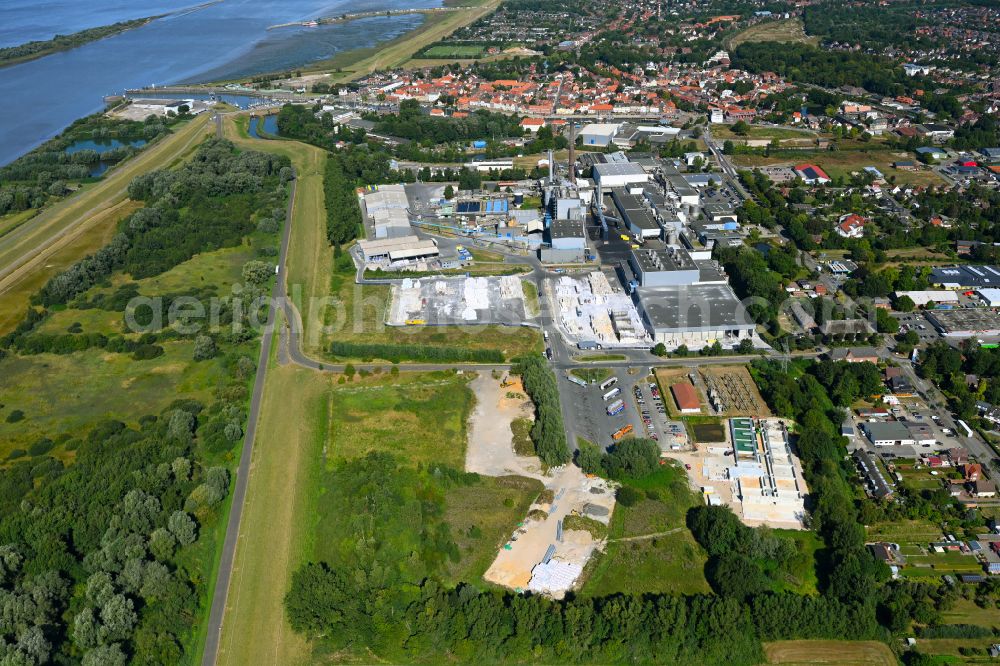 Aerial image Glückstadt - Building and production halls on the premises of Steinbeis Papier GmbH on street Stadtstrasse in the district Am Herzhorner Rhin in Glueckstadt in the state Schleswig-Holstein, Germany