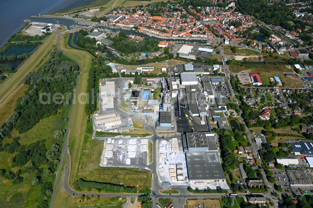 Glückstadt from the bird's eye view: Building and production halls on the premises of Steinbeis Papier GmbH on street Stadtstrasse in the district Am Herzhorner Rhin in Glueckstadt in the state Schleswig-Holstein, Germany