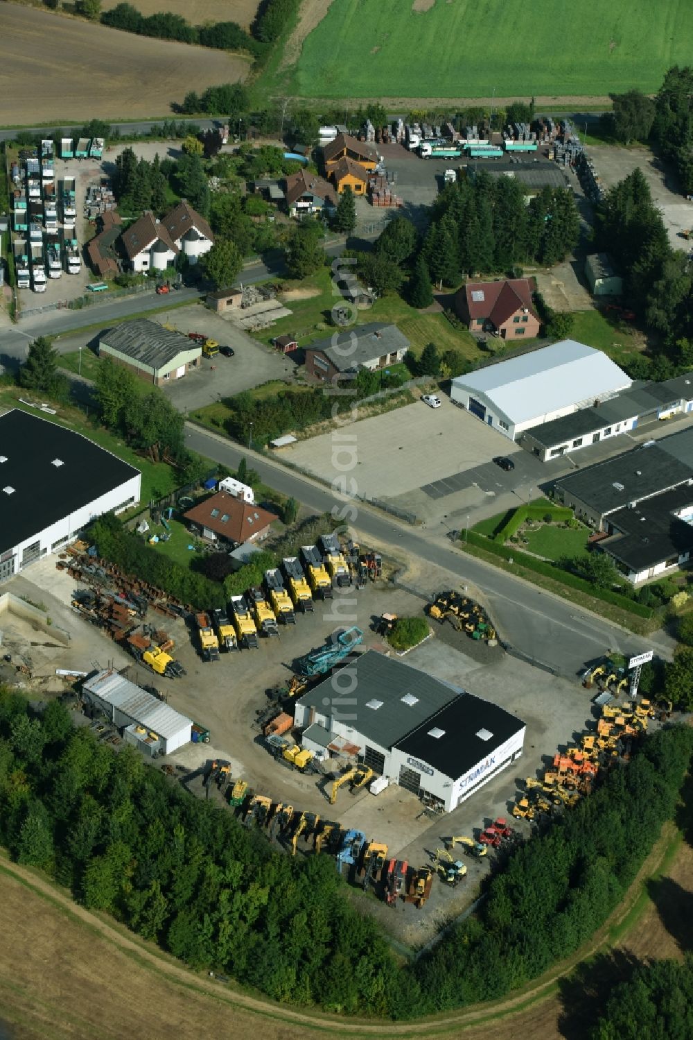 Breitenfelde from the bird's eye view: Building and production halls on the premises of STRIMAK Baumaschinen und Kraftfahrzeuge GmbH an der Bergkoppel in Breitenfelde in the state Schleswig-Holstein