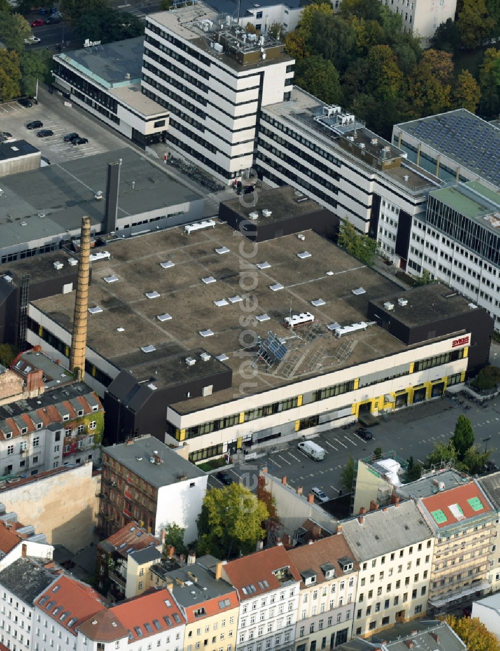 Berlin from the bird's eye view: Building and production halls on the premises of SYKES Enterprises Berlin an der Zeughofstrasse destrict Neukoelln in Berlin