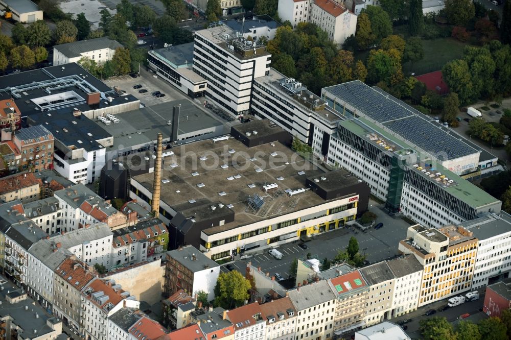 Aerial image Berlin - Building and production halls on the premises of SYKES Enterprises Berlin an der Zeughofstrasse destrict Neukoelln in Berlin