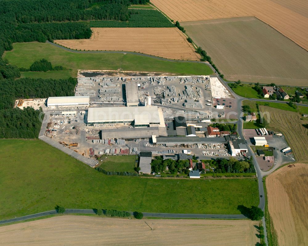 Thiendorf from the bird's eye view: Building and production halls on the premises of Tamara Grafe Beton GmbH on street Dorfstrasse in the district Stoelpchen in Thiendorf in the state Saxony, Germany