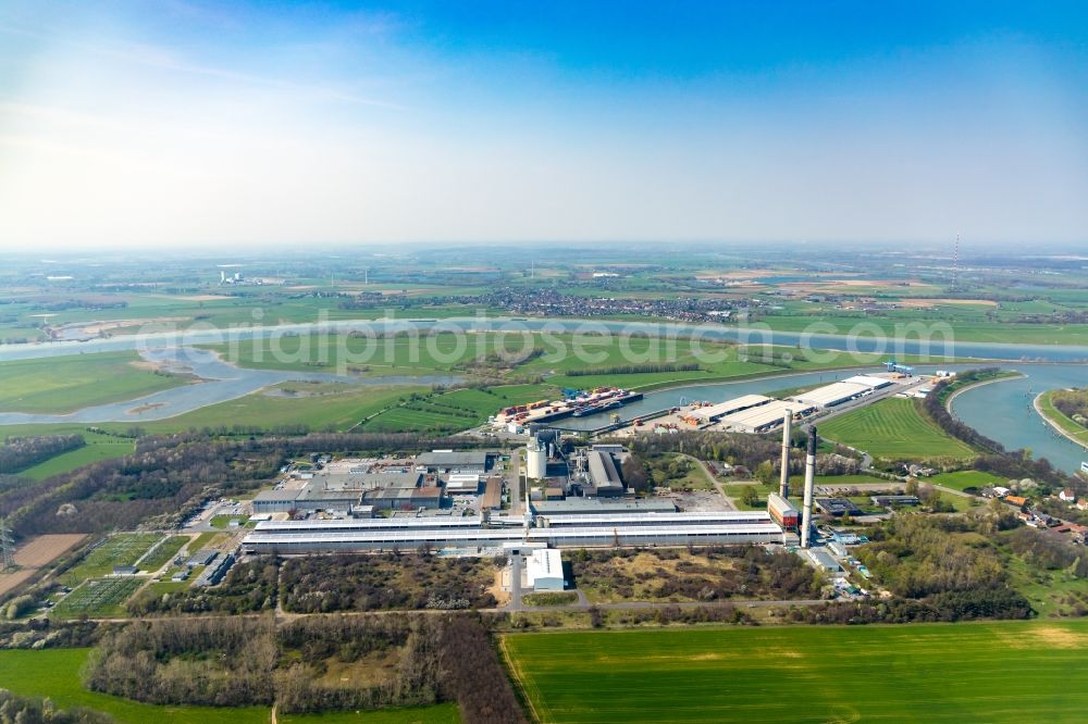 Aerial photograph Voerde (Niederrhein) - Building and production halls on the premises of TRIMET Aluminium SE on Schleusenstrasse in Voerde (Niederrhein) in the state North Rhine-Westphalia, Germany