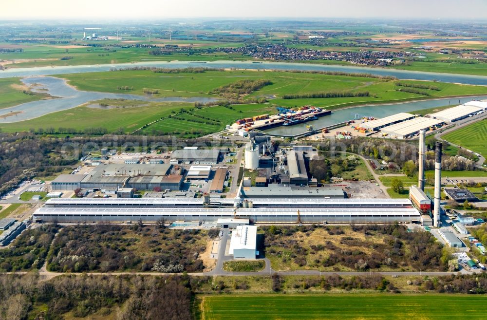 Voerde (Niederrhein) from above - Building and production halls on the premises of TRIMET Aluminium SE on Schleusenstrasse in Voerde (Niederrhein) in the state North Rhine-Westphalia, Germany