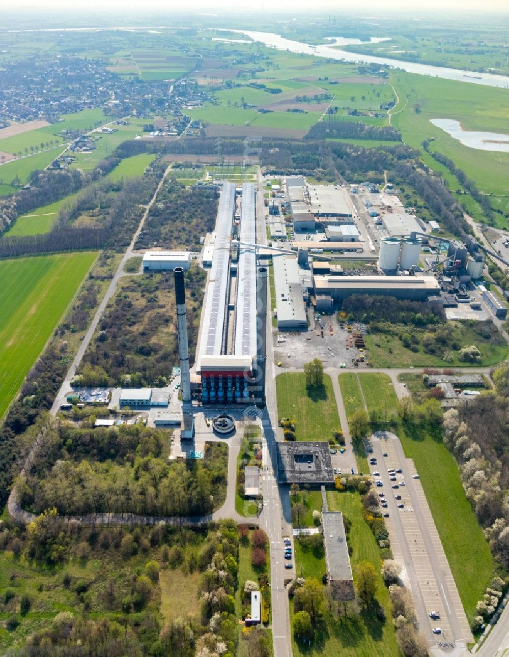 Voerde (Niederrhein) from the bird's eye view: Building and production halls on the premises of TRIMET Aluminium SE on Schleusenstrasse in Voerde (Niederrhein) in the state North Rhine-Westphalia, Germany