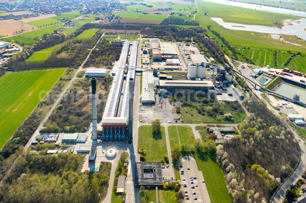 Aerial image Voerde (Niederrhein) - Building and production halls on the premises of TRIMET Aluminium SE on Schleusenstrasse in Voerde (Niederrhein) in the state North Rhine-Westphalia, Germany