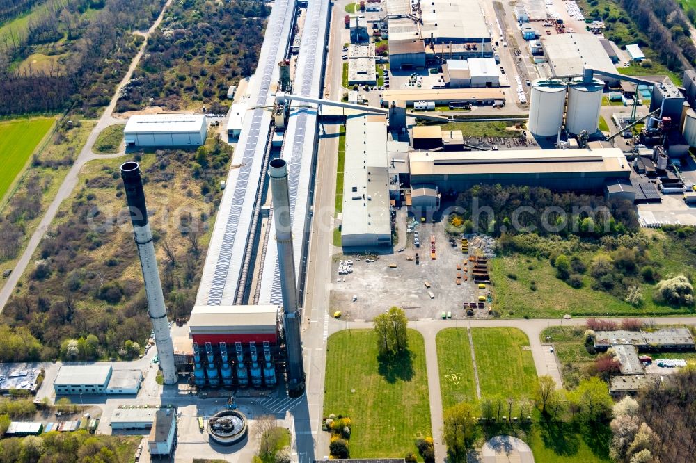 Aerial photograph Voerde (Niederrhein) - Building and production halls on the premises of TRIMET Aluminium SE on Schleusenstrasse in Voerde (Niederrhein) in the state North Rhine-Westphalia, Germany