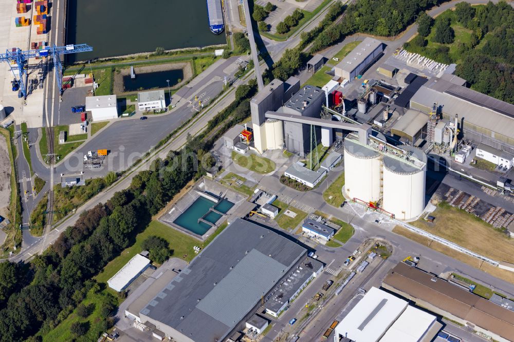 Aerial photograph Voerde (Niederrhein) - Building and production halls on the premises of TRIMET Aluminium SE on Schleusenstrasse in Voerde (Niederrhein) in the state North Rhine-Westphalia, Germany