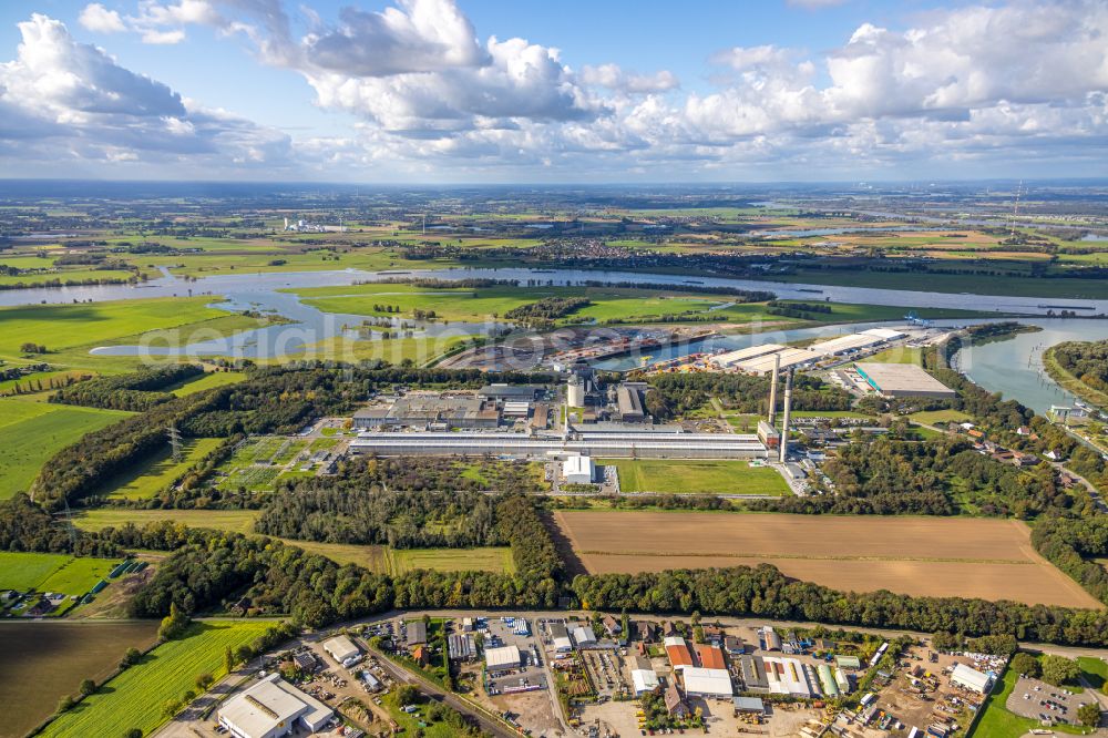 Voerde (Niederrhein) from above - Building and production halls on the premises of TRIMET Aluminium SE on Schleusenstrasse in Voerde (Niederrhein) in the state North Rhine-Westphalia, Germany