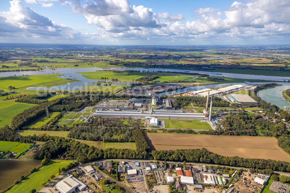 Voerde (Niederrhein) from the bird's eye view: Building and production halls on the premises of TRIMET Aluminium SE on Schleusenstrasse in Voerde (Niederrhein) in the state North Rhine-Westphalia, Germany