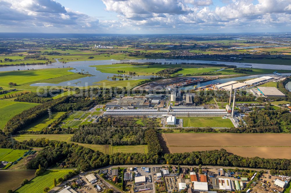 Aerial image Voerde (Niederrhein) - Building and production halls on the premises of TRIMET Aluminium SE on Schleusenstrasse in Voerde (Niederrhein) in the state North Rhine-Westphalia, Germany