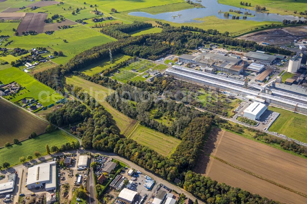 Aerial photograph Voerde (Niederrhein) - Building and production halls on the premises of TRIMET Aluminium SE on Schleusenstrasse in Voerde (Niederrhein) in the state North Rhine-Westphalia, Germany