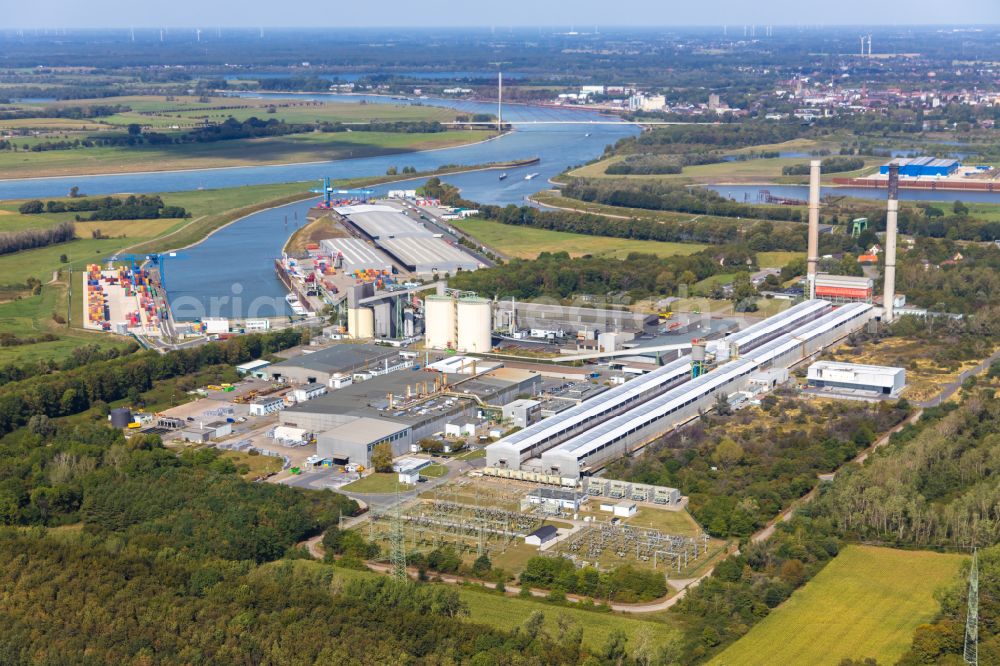 Voerde (Niederrhein) from the bird's eye view: Building and production halls on the premises TRIMET Aluminium SE on Schleusenstrasse in Voerde in the state North Rhine-Westphalia, Germany