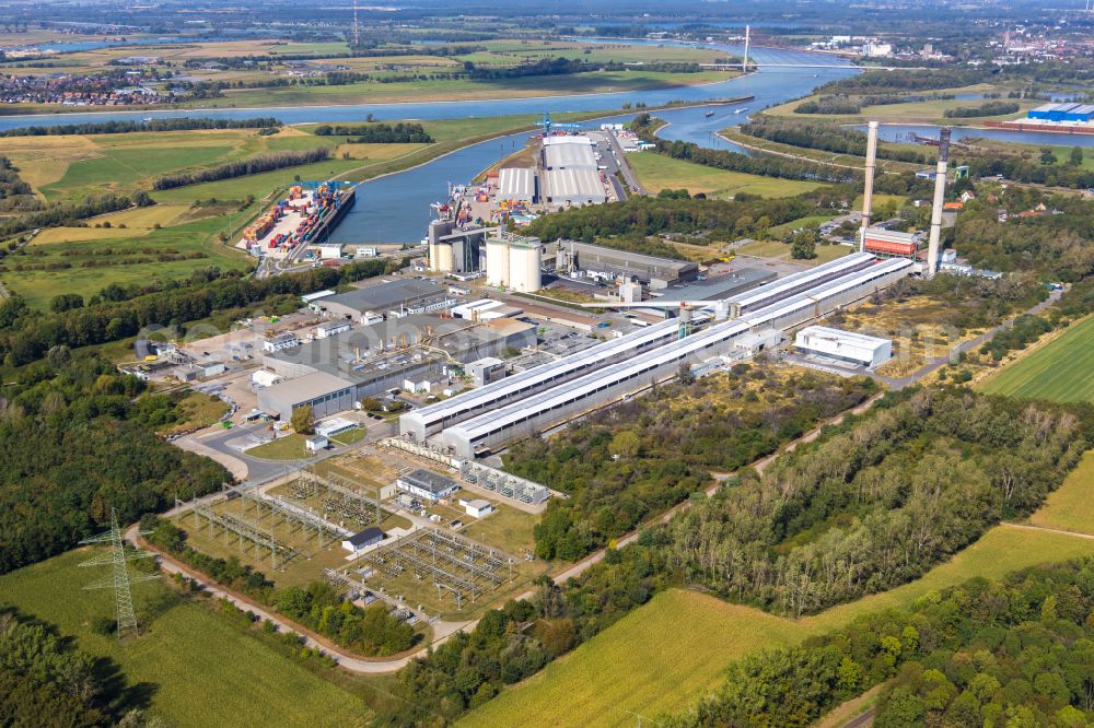 Voerde (Niederrhein) from the bird's eye view: Building and production halls on the premises TRIMET Aluminium SE on Schleusenstrasse in Voerde in the state North Rhine-Westphalia, Germany