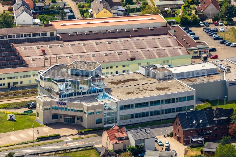 Aerial photograph Neukirchen-Vluyn - Building and production halls on the premises of Trox GmbH on Heinrich-Trox-Platz in Neukirchen-Vluyn in the state North Rhine-Westphalia, Germany