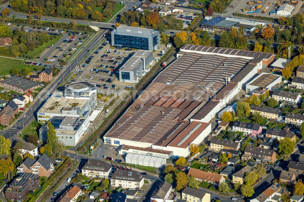 Aerial photograph Neukirchen-Vluyn - Building and production halls on the premises of Trox GmbH on Heinrich-Trox-Platz in the district Vluyn in Neukirchen-Vluyn in the state North Rhine-Westphalia, Germany