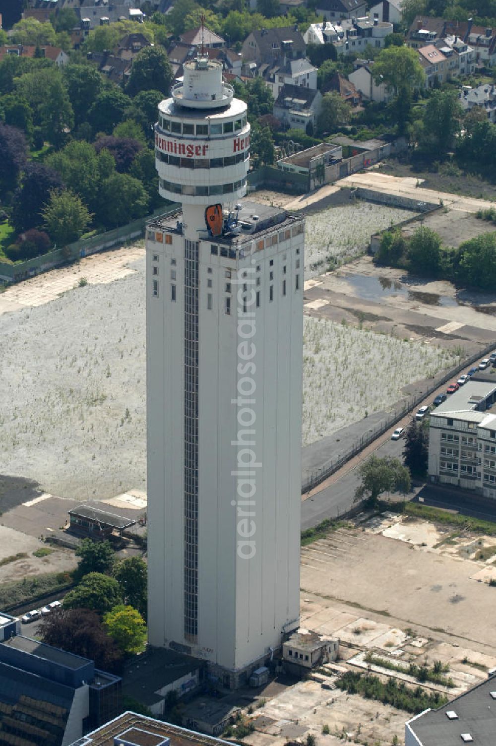 Frankfurt am Main from the bird's eye view: Blick auf den Turm und das Werksgelände der Henninger Brauerei an der Darmstädter Landstraße 185 in 60598 Frankfurt - Sachsenhausen. View of the tower and the site of the Henninger brewery Frankfurt - Sachsenhausen.