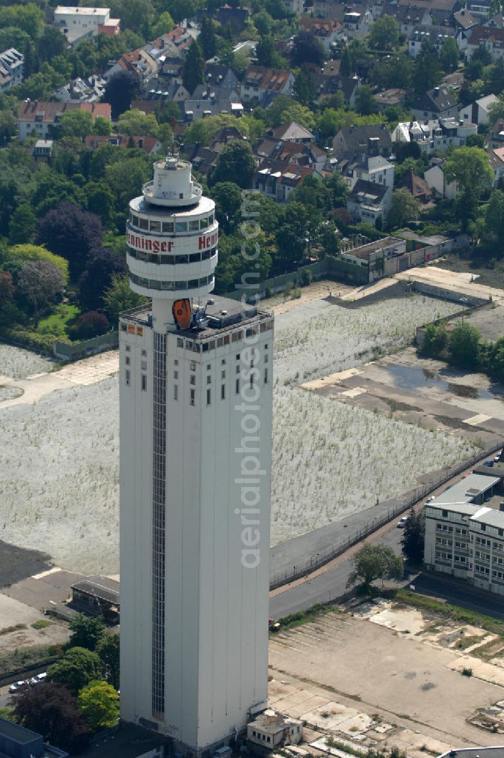 Aerial image Frankfurt am Main - Blick auf den Turm und das Werksgelände der Henninger Brauerei an der Darmstädter Landstraße 185 in 60598 Frankfurt - Sachsenhausen. View of the tower and the site of the Henninger brewery Frankfurt - Sachsenhausen.