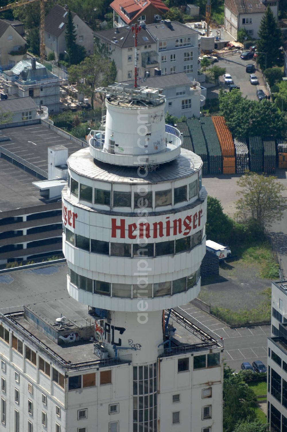 Aerial photograph Frankfurt am Main - Blick auf den Turm und das Werksgelände der Henninger Brauerei an der Darmstädter Landstraße 185 in 60598 Frankfurt - Sachsenhausen. View of the tower and the site of the Henninger brewery Frankfurt - Sachsenhausen.