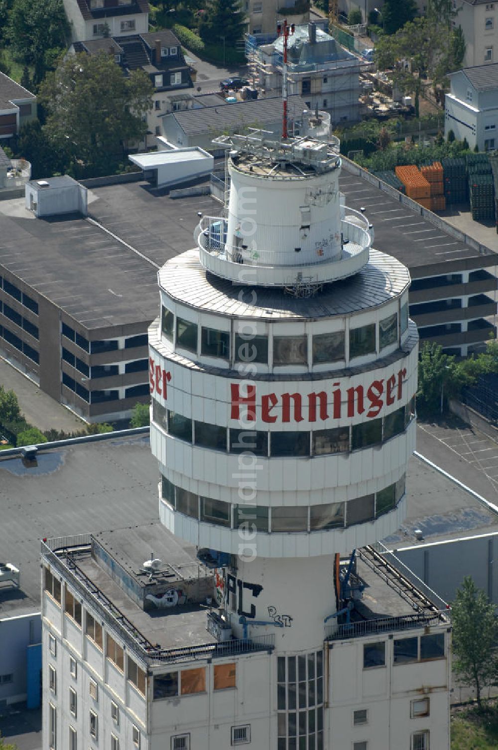 Frankfurt am Main from above - Blick auf den Turm und das Werksgelände der Henninger Brauerei an der Darmstädter Landstraße 185 in 60598 Frankfurt - Sachsenhausen. View of the tower and the site of the Henninger brewery Frankfurt - Sachsenhausen.