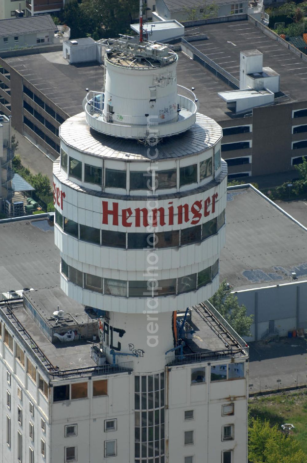 Frankfurt am Main from the bird's eye view: Blick auf den Turm und das Werksgelände der Henninger Brauerei an der Darmstädter Landstraße 185 in 60598 Frankfurt - Sachsenhausen. View of the tower and the site of the Henninger brewery Frankfurt - Sachsenhausen.