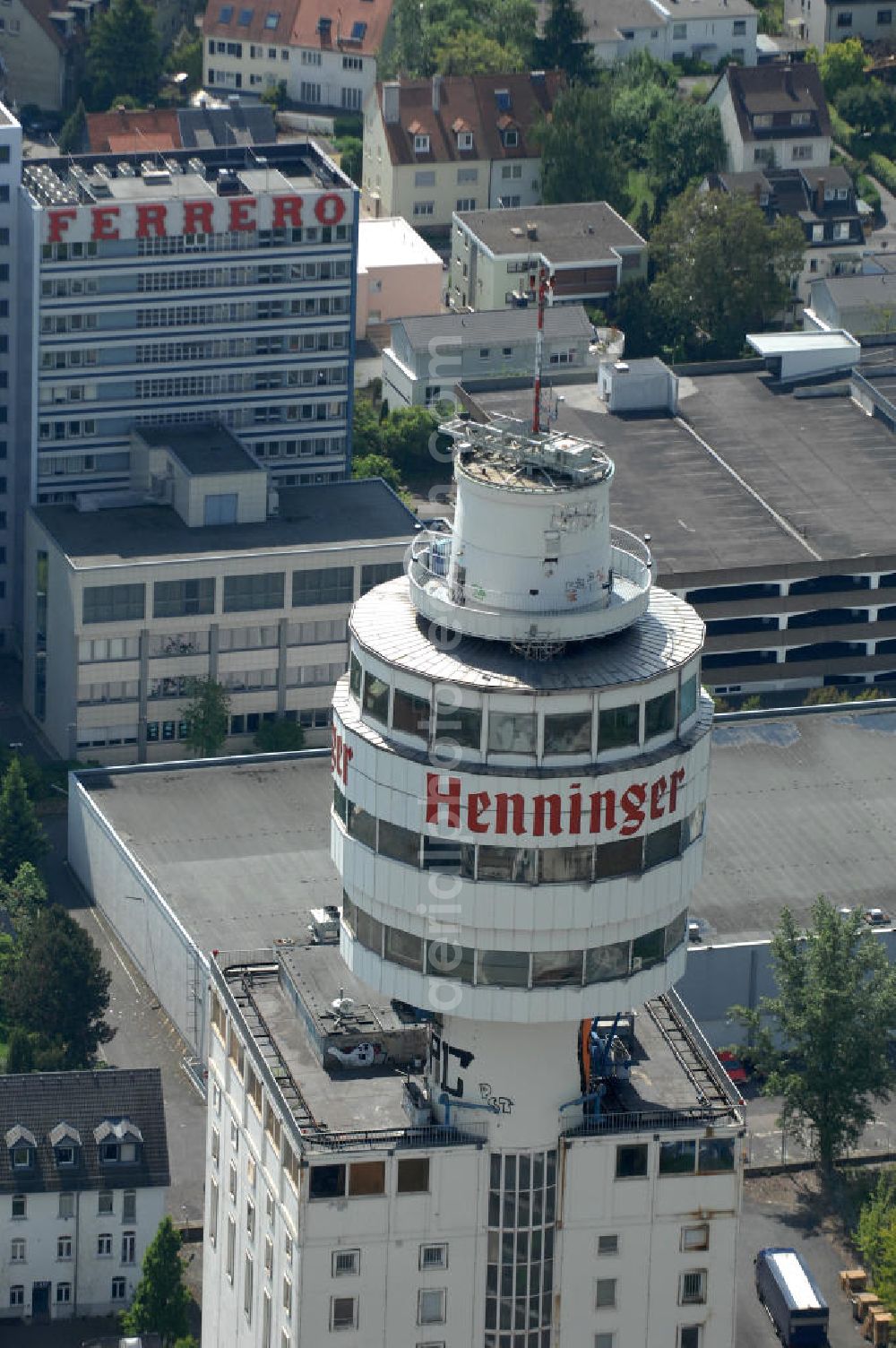 Aerial image Frankfurt am Main - Blick auf den Turm und das Werksgelände der Henninger Brauerei an der Darmstädter Landstraße 185 in 60598 Frankfurt - Sachsenhausen. View of the tower and the site of the Henninger brewery Frankfurt - Sachsenhausen.