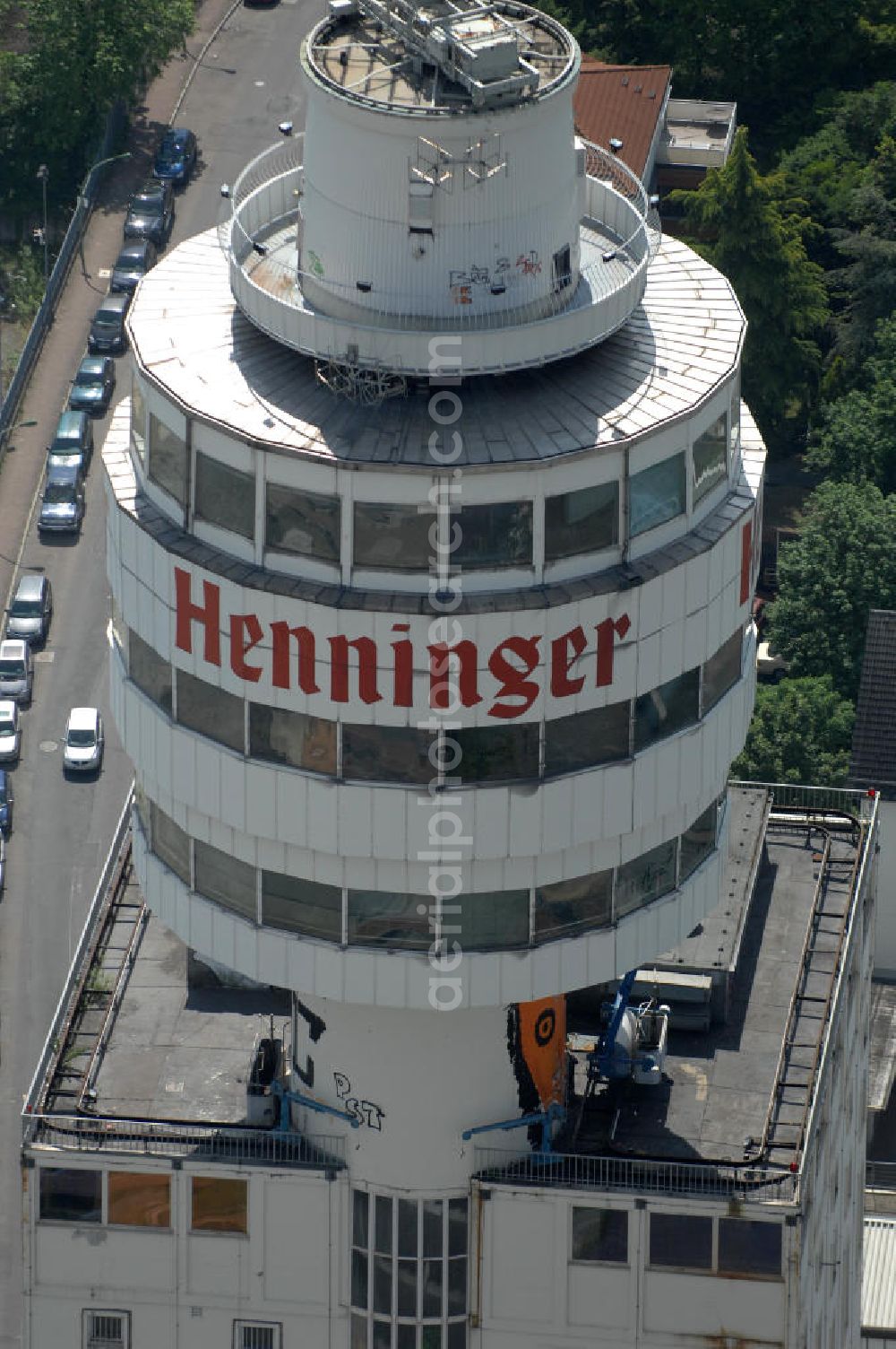 Frankfurt am Main from the bird's eye view: Blick auf den Turm und das Werksgelände der Henninger Brauerei an der Darmstädter Landstraße 185 in 60598 Frankfurt - Sachsenhausen. View of the tower and the site of the Henninger brewery Frankfurt - Sachsenhausen.