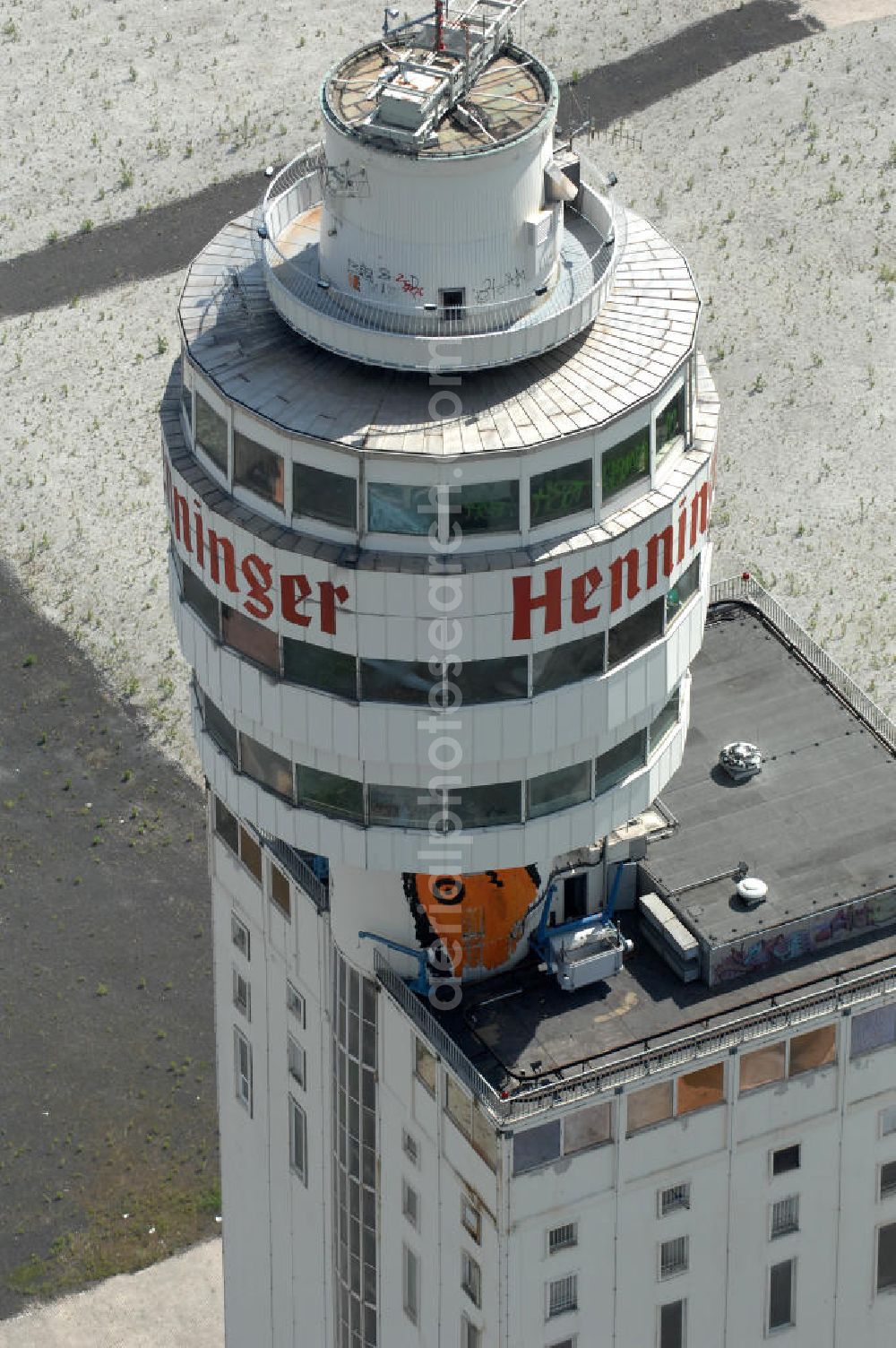 Aerial image Frankfurt am Main - Blick auf den Turm und das Werksgelände der Henninger Brauerei an der Darmstädter Landstraße 185 in 60598 Frankfurt - Sachsenhausen. View of the tower and the site of the Henninger brewery Frankfurt - Sachsenhausen.