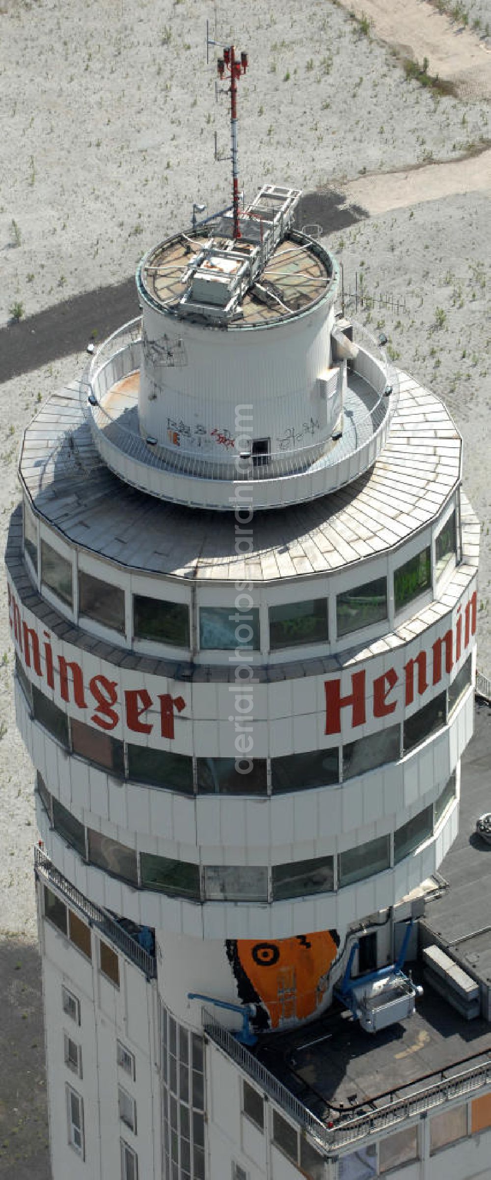 Aerial photograph Frankfurt am Main - Blick auf den Turm und das Werksgelände der Henninger Brauerei an der Darmstädter Landstraße 185 in 60598 Frankfurt - Sachsenhausen. View of the tower and the site of the Henninger brewery Frankfurt - Sachsenhausen.