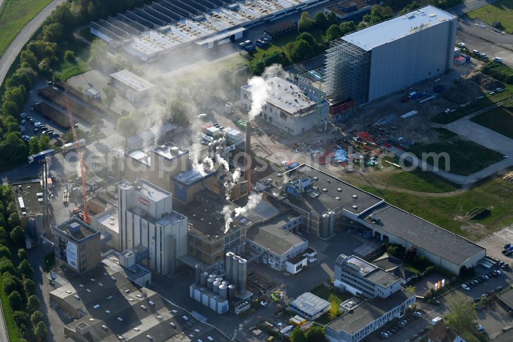 Uelzen from the bird's eye view: Building and production halls on the premises of Uelzena eG Im Neuen Felde in Uelzen in the state Lower Saxony, Germany