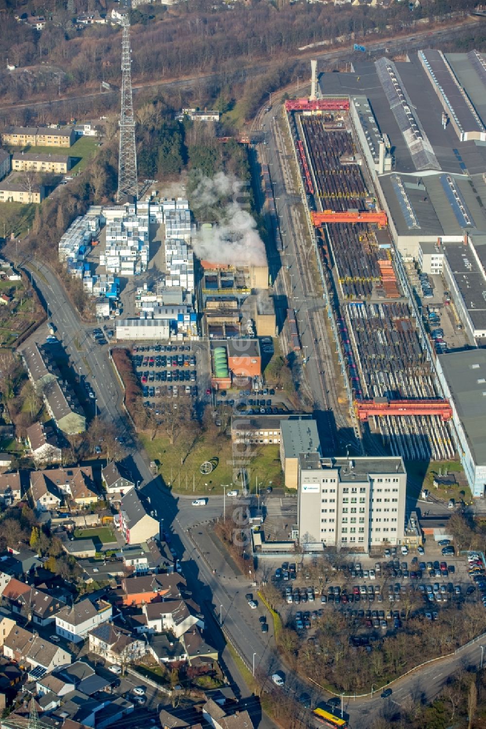 Mülheim an der Ruhr from the bird's eye view: Container Parking on the site Vallourec Deutschland GmbH in Muelheim in the Ruhr area in North Rhine-Westphalia